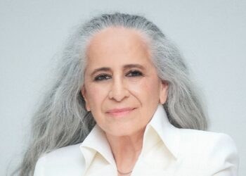 Livro 'Toca Maria Bethânia pra ela' se alinha em junho às comemorações dos 80 anos da cantora