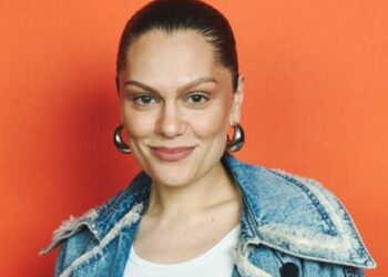 Jessie J celebra remissão do câncer de mama: “Solucei durante horas”