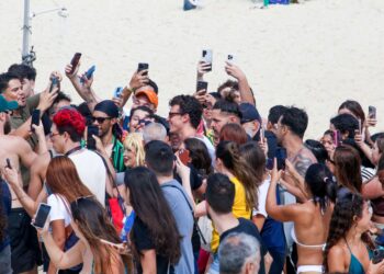 Blusa ao avesso e posts 'atrasados': como equipes de artistas evitam assédio de fãs e vazamentos