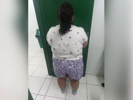 Chupeta e caneta emagrecedora: mulher de 37 anos fingiu ter 12 para ser adotada
